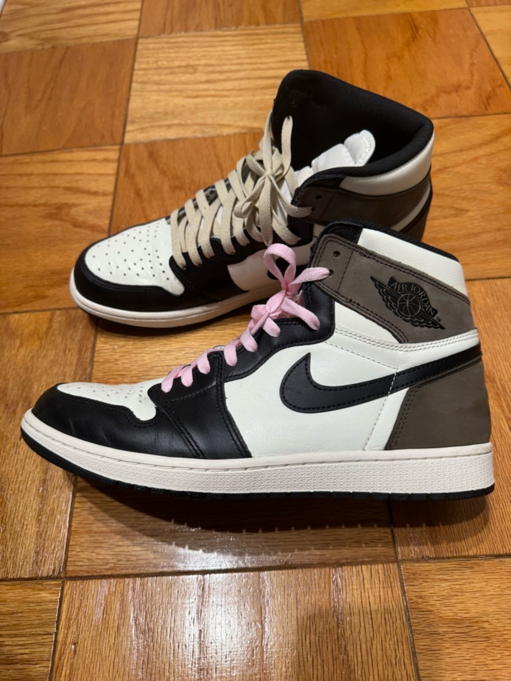 Jordan 1 Retro High
Dark Mocha - Men size 11.5